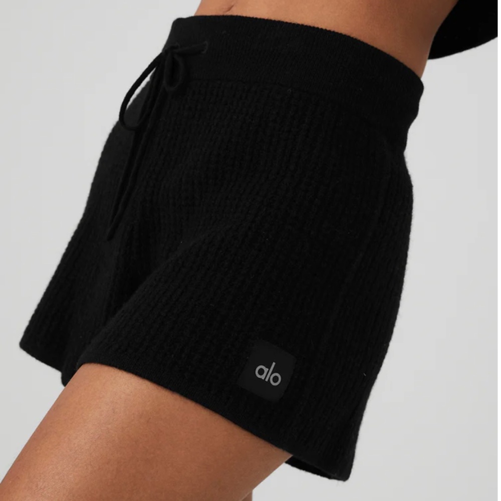 NEW ALO YOGA CASHMERE HIGH-WAIST PLUSH WAFFLE SHORT, Size XS. Never worn.